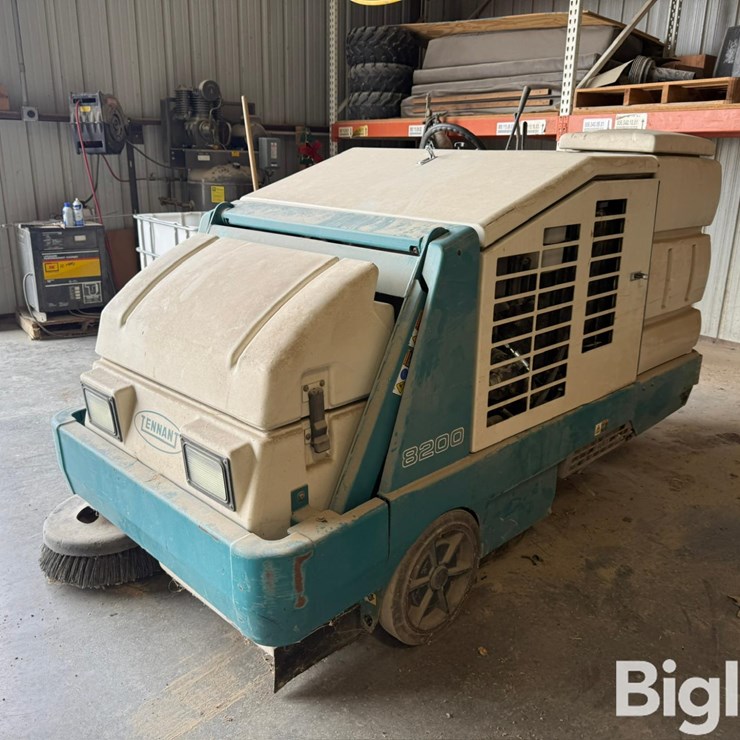 Tennant 8200 Floor Sweeper