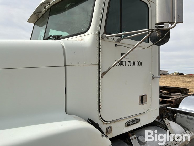 2000-freightliner-fld120-image-11