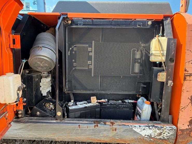 2015-hitachi-zx160-lc-image-34