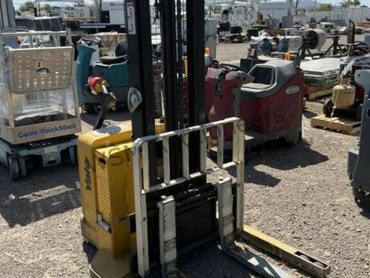 yale-3,800lbs-capacity-electric-order-picker-image-2