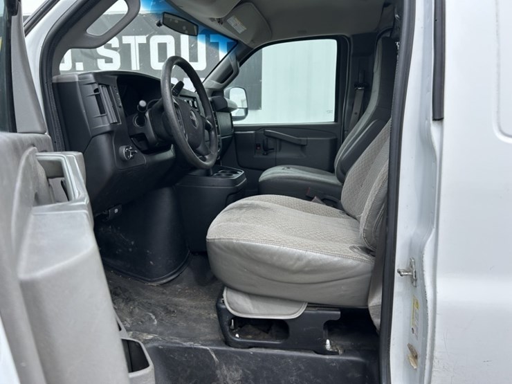 2016-gmc-savana-cargo-van-image-11