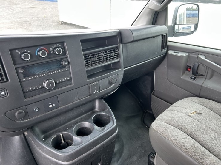 2016-gmc-savana-cargo-van-image-13