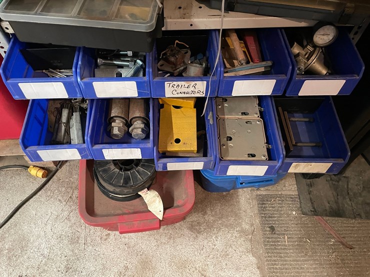 #7041-•-shelf-and-contents-image-11