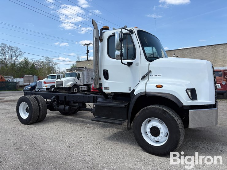 2015-freightliner-108sd-image-3