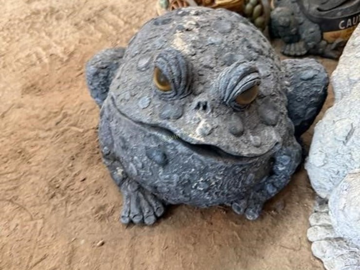 outdoor-frog-décor-&-other-image-6