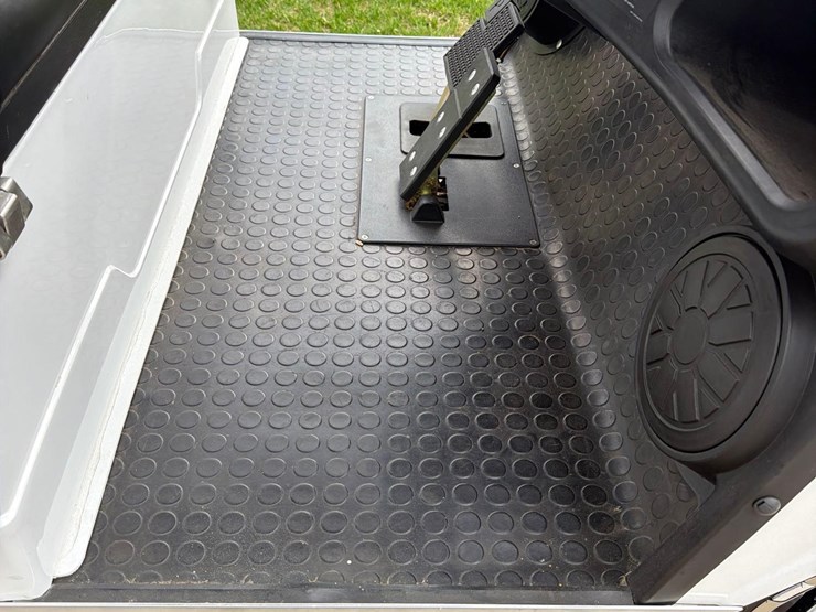 2023-evolution-electric-golf-cart-1-owner-image-14