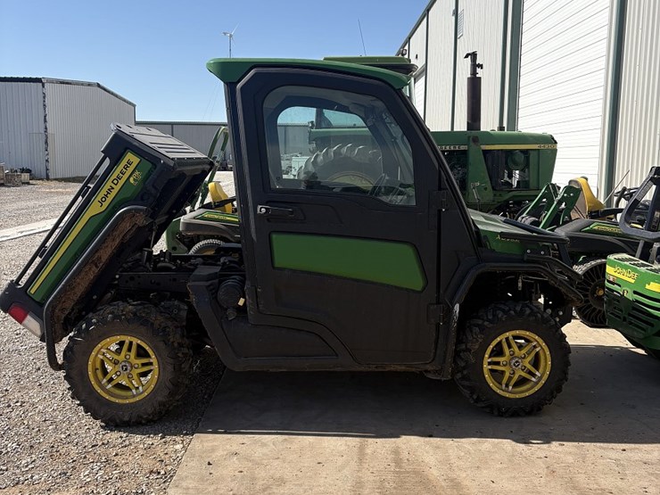 2021-john-deere-gator-image-13