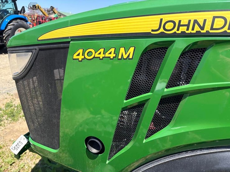 2019-john-deere-4044m-image-10