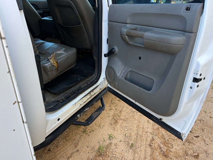 2013-chevrolet-silverado-3500hd-image-23