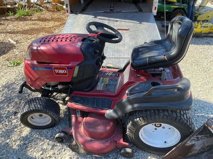 #6941-•-toro-riding-lawn-mower-image-3