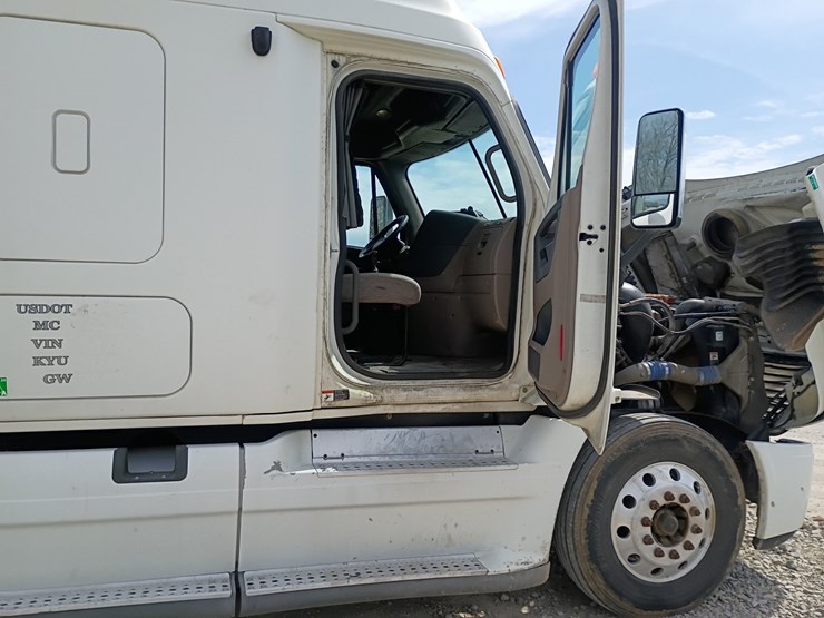 2009-freightliner-cascadia-125-image-42