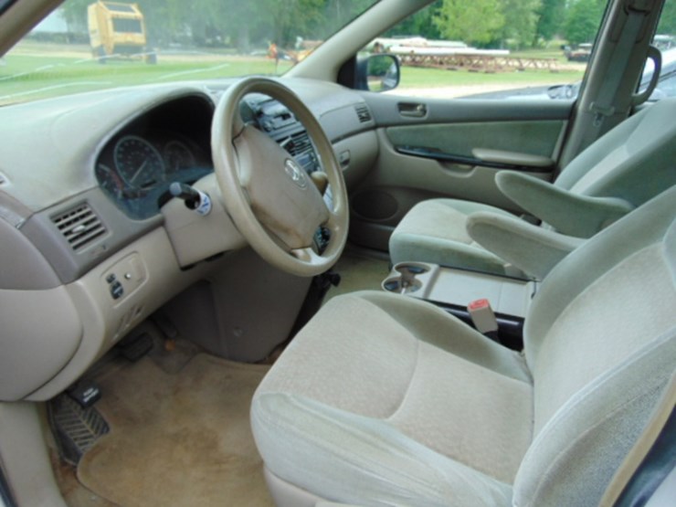 2005-toyota-sienna-image-3