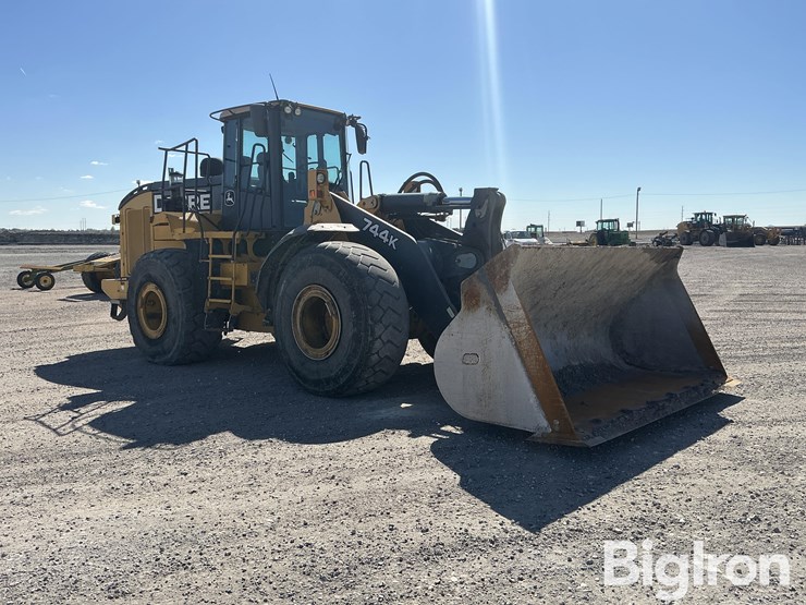 2018-deere-744k-image-3