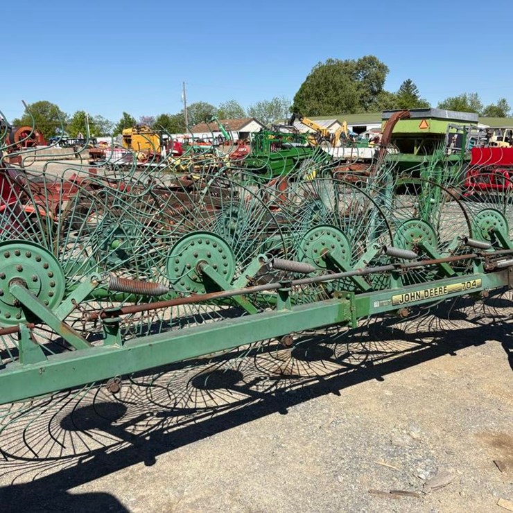 JOHN DEERE 704