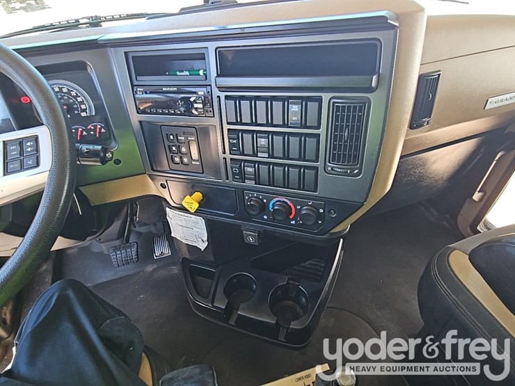2021-mack-gr64f-image-49
