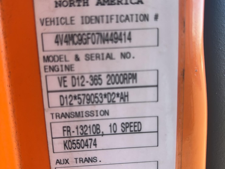 2007-volvo-vn-image-27