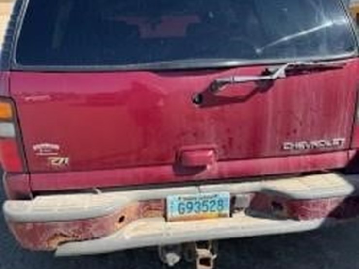 2004-chevrolet-suburban-image-3
