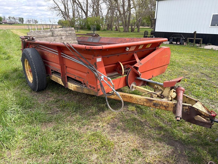 new-holland-512-image-4