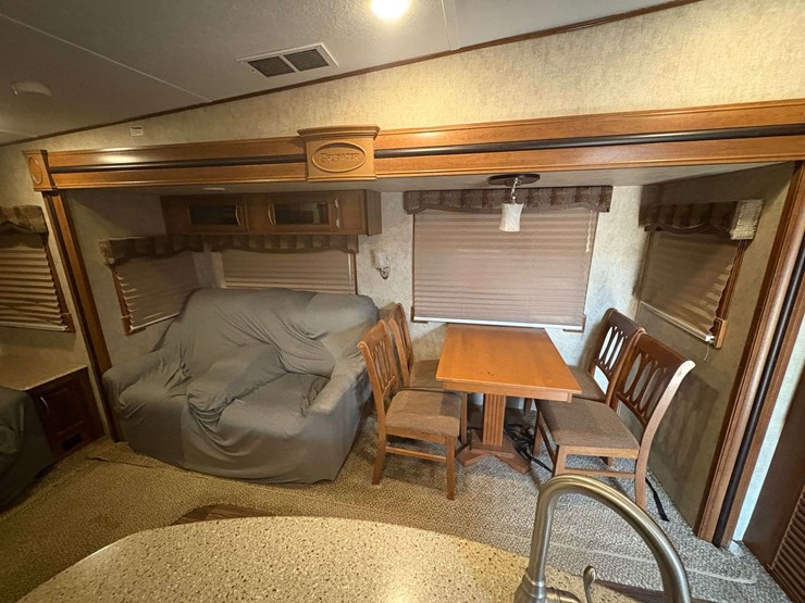 2015-forrest-river-crusader-5th-wheel-travel-trailer-image-11