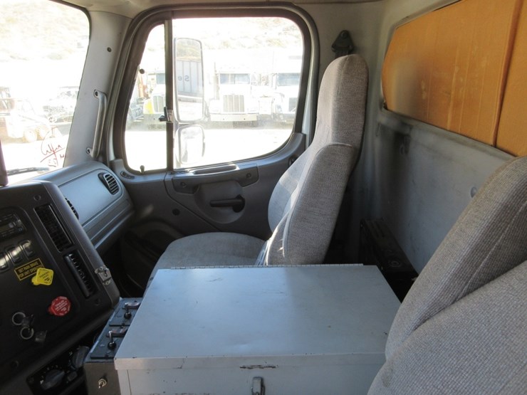 2016-freightliner-114sd-image-8