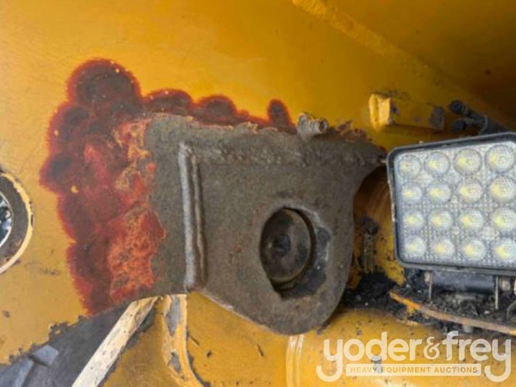 2021-caterpillar-730-image-11