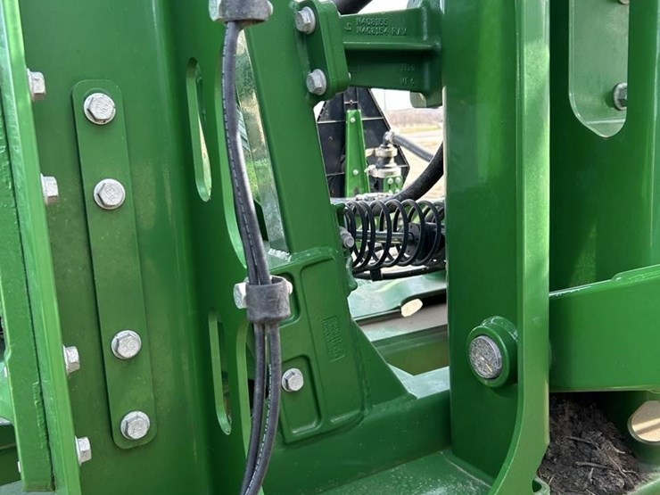 2020-john-deere-r4045-image-123