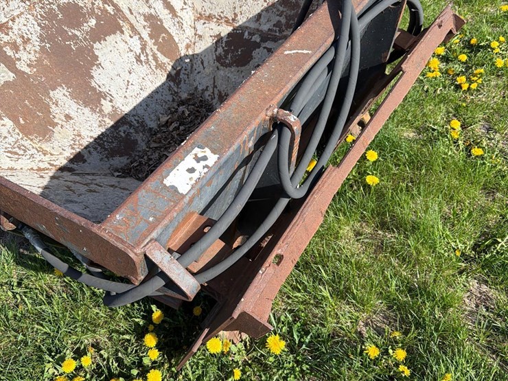 skidloader-quick-tach-cement-bucket-image-8