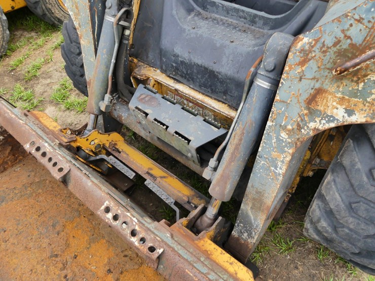 2011-deere-318d-image-10