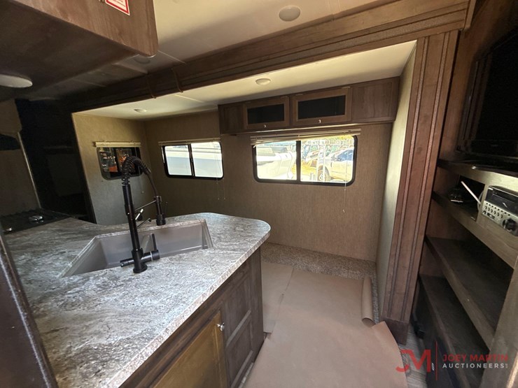 2018-coleman-lantern-edition-263bh-bumper-pull-camper-image-16