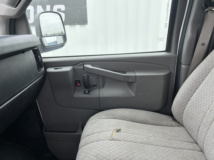 2016-gmc-savana-cargo-van-image-12