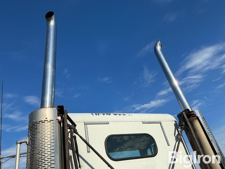 2000-freightliner-fld120-image-16