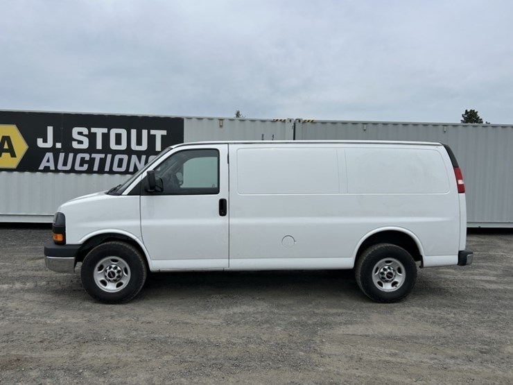 2016-gmc-savana-cargo-van-image-2