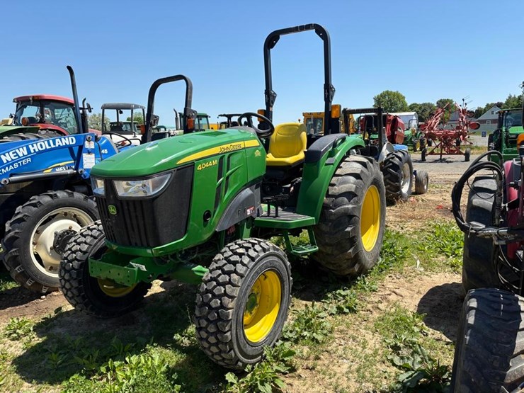 2019-john-deere-4044m-image-2