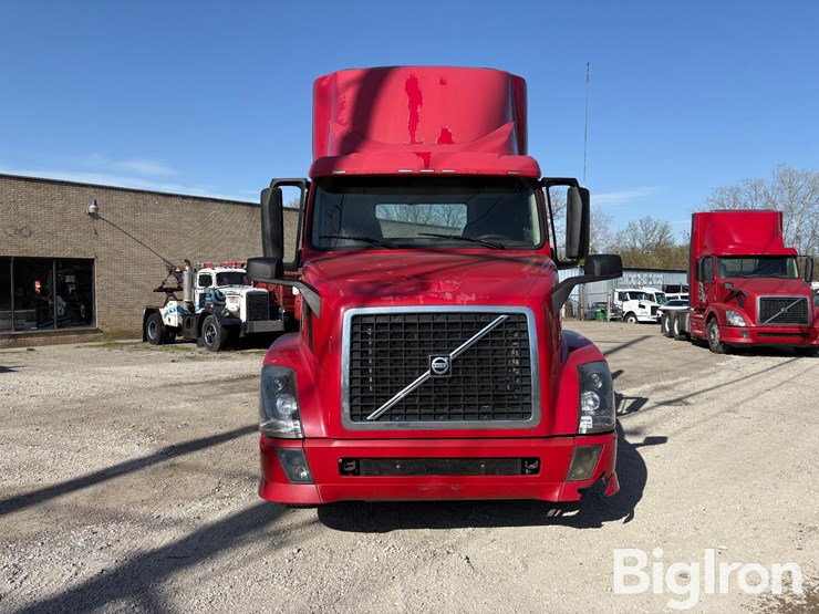 2015-volvo-10-image-2