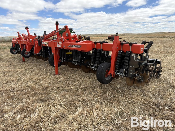 2019-kuhn-gladiator-1205-strip-tiller-image-1