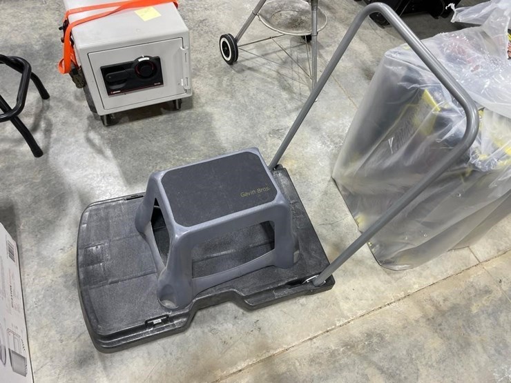 rubbermaid-cart-&-other-stool-image-1