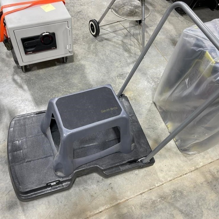 Rubbermaid Cart & other stool