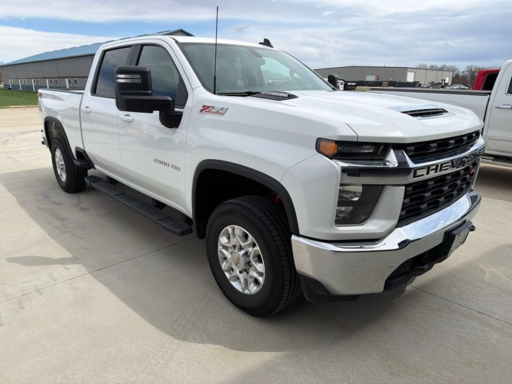 2021-chevrolet-2500hd-image-3