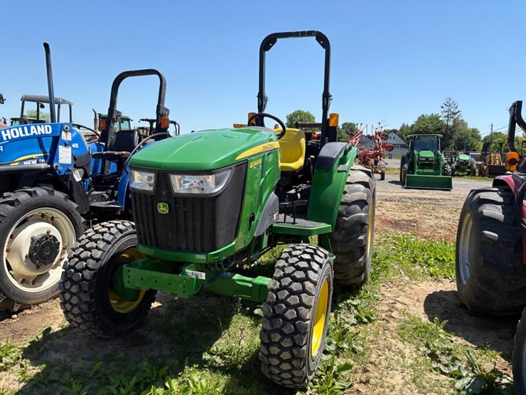 2019-john-deere-4044m-image-3