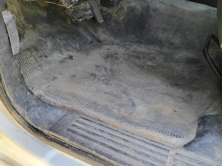 #24570-•-2001-chevrolet-silverado-pickup-truck-image-31