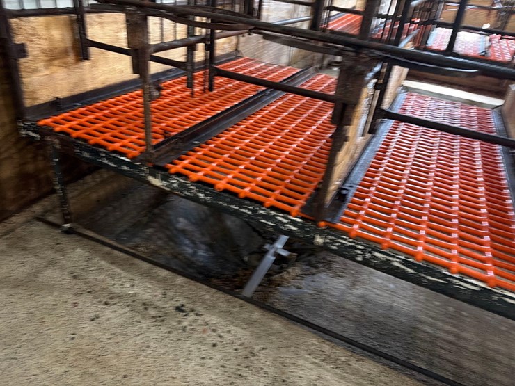 10-sections-of-orange-metal-floor-grates-image-9