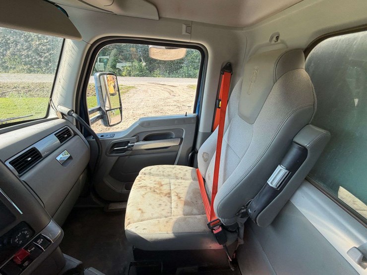 2016-kenworth-t880-image-29
