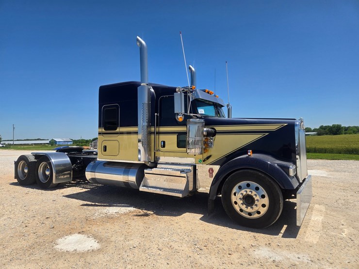 2023-kenworth-w900-image-27