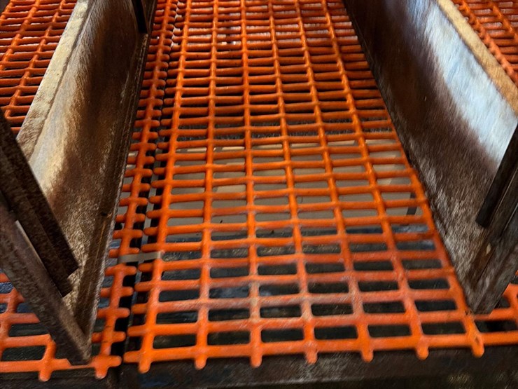 10-sections-of-orange-metal-floor-grates-image-7