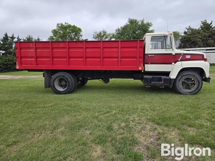 1974-ford-700-image-4