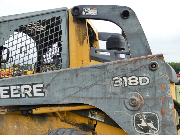 2011-deere-318d-image-8