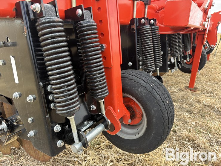 2019-kuhn-gladiator-1205-strip-tiller-image-20