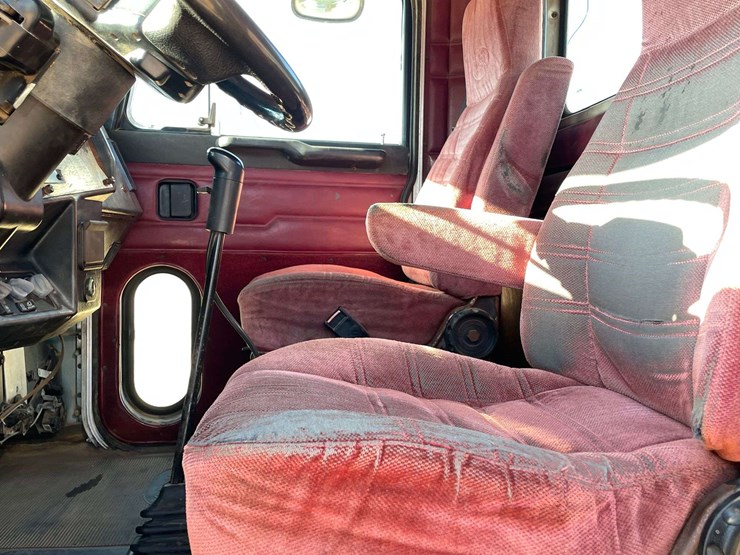 1998-peterbilt-379-image-11