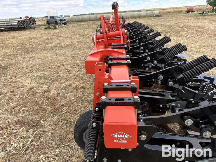 2019-kuhn-gladiator-1205-strip-tiller-image-16