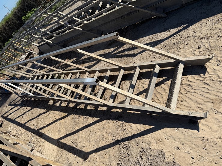 24’-extendable-aluminum-rig-ladder-image-1